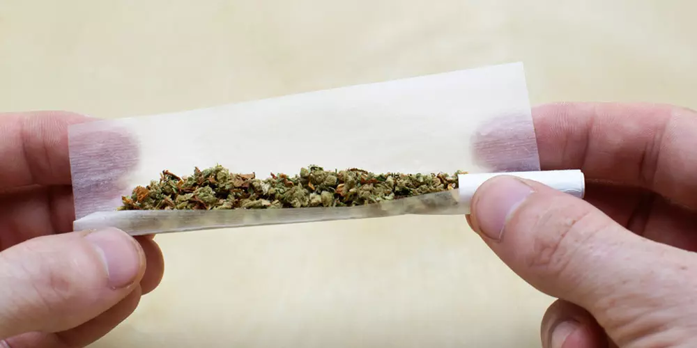 weed joint being rolled between fingers